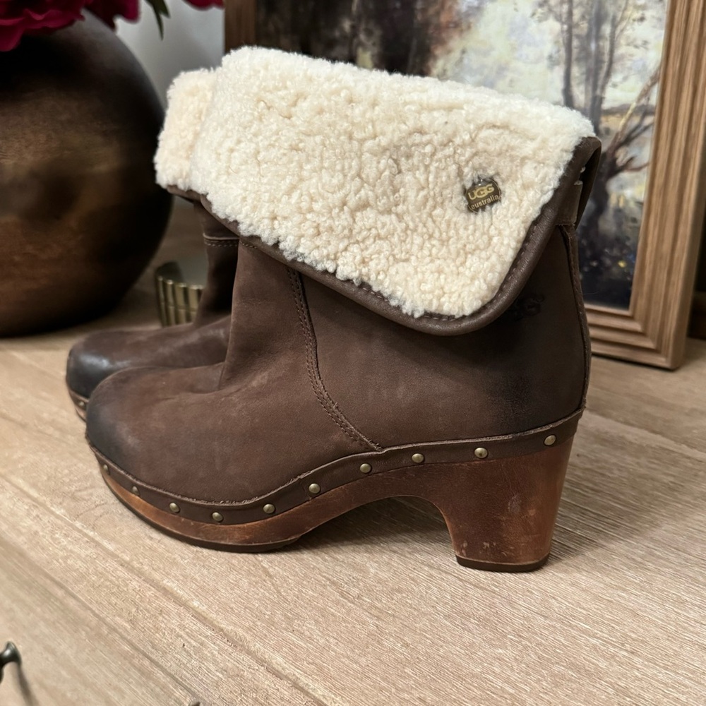 UGG Lynnea 3207 Clog Booties in Chocolate Brown - Size 6
